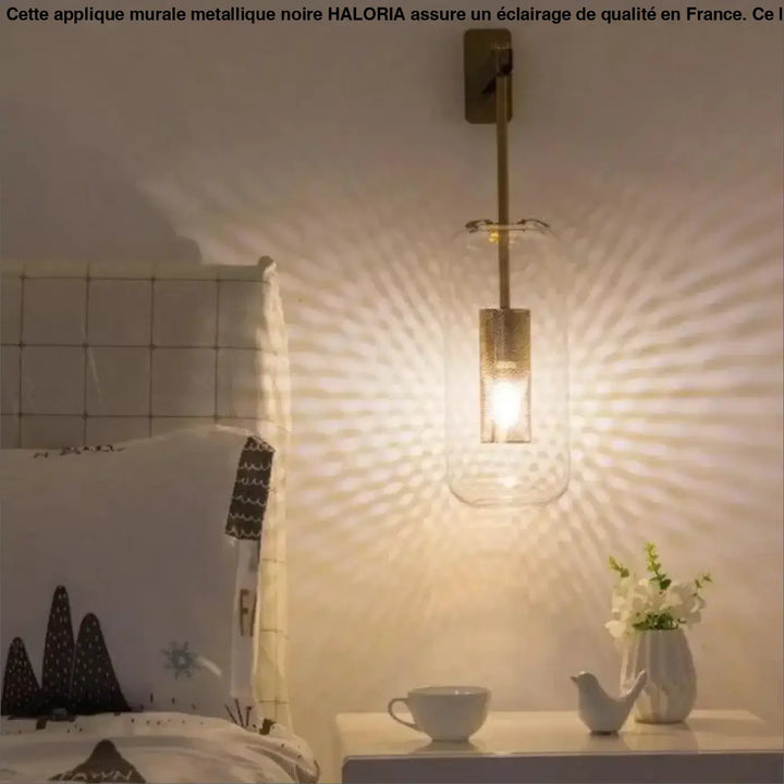 Applique murale metallique noire haloria avec abat-jour en verre clair et motifs lumineux radiaux en laiton chaud