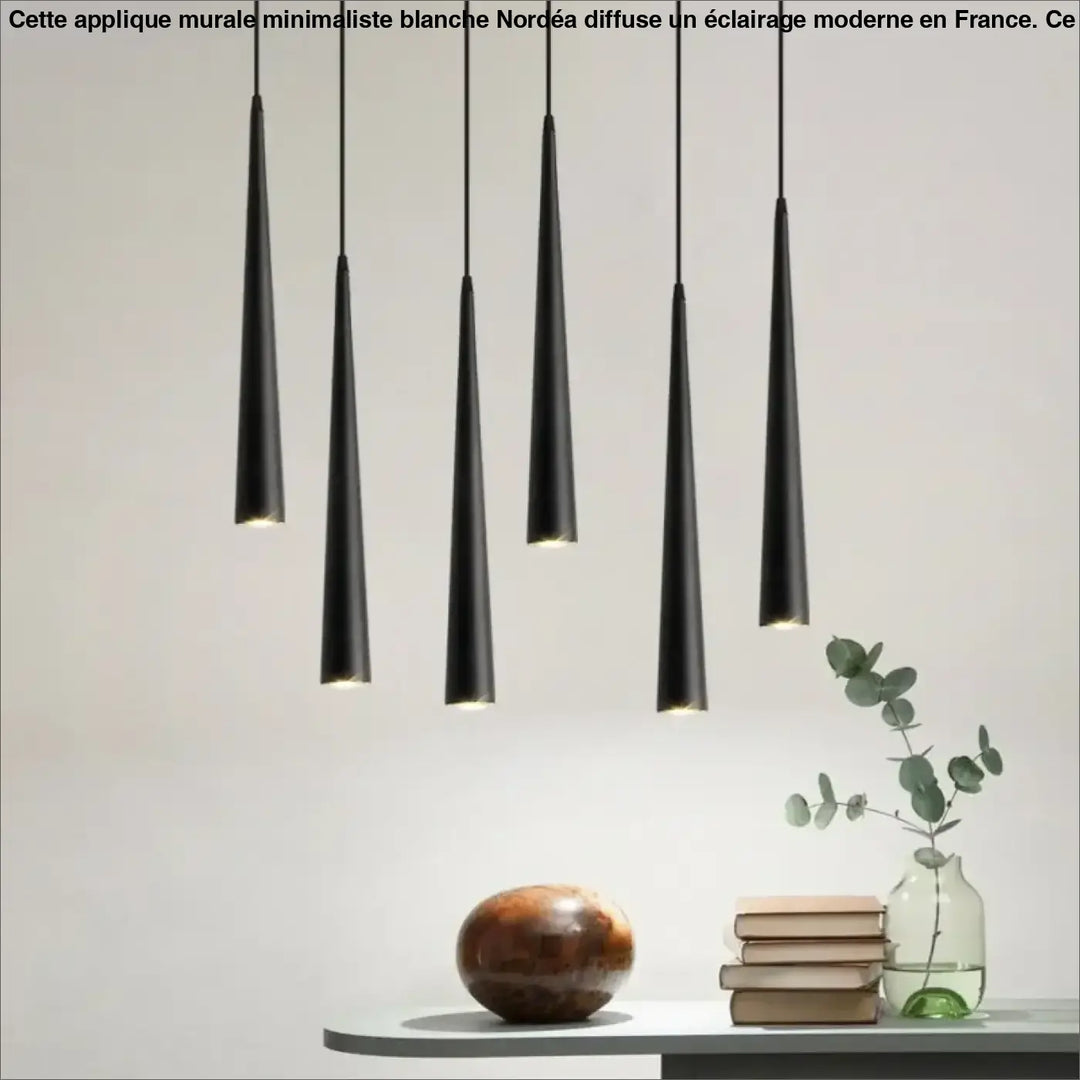 Cinq suspensions luminaires coniques noires au design moderne suspendues en arrangement élégant spira