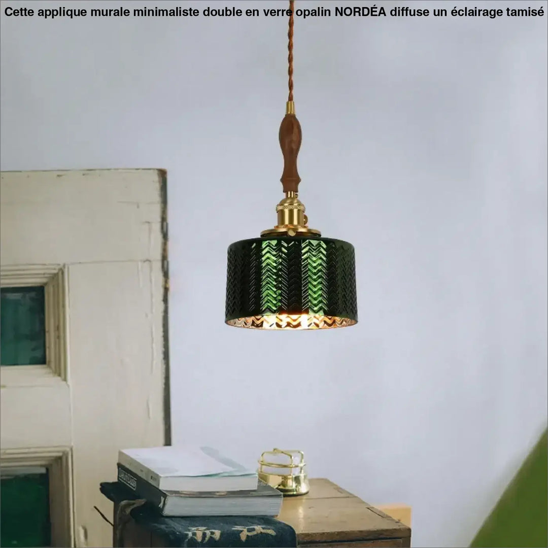 Suspension vert foncé avec détail cuivre et bois chic