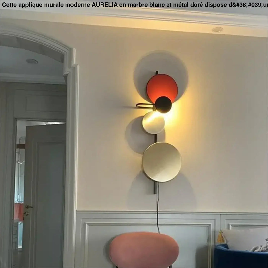 Applique murale pikso avec formes géométriques en nuances rouge vif, noir mat et or métallique au design minimaliste