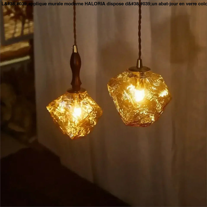 Suspension luminaire en verre ambré texturé et détail bois élégant