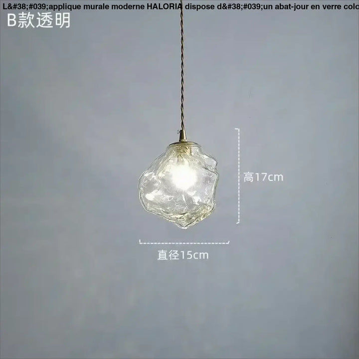 Suspension luminaire en verre ambré texturé et détail bois élégant