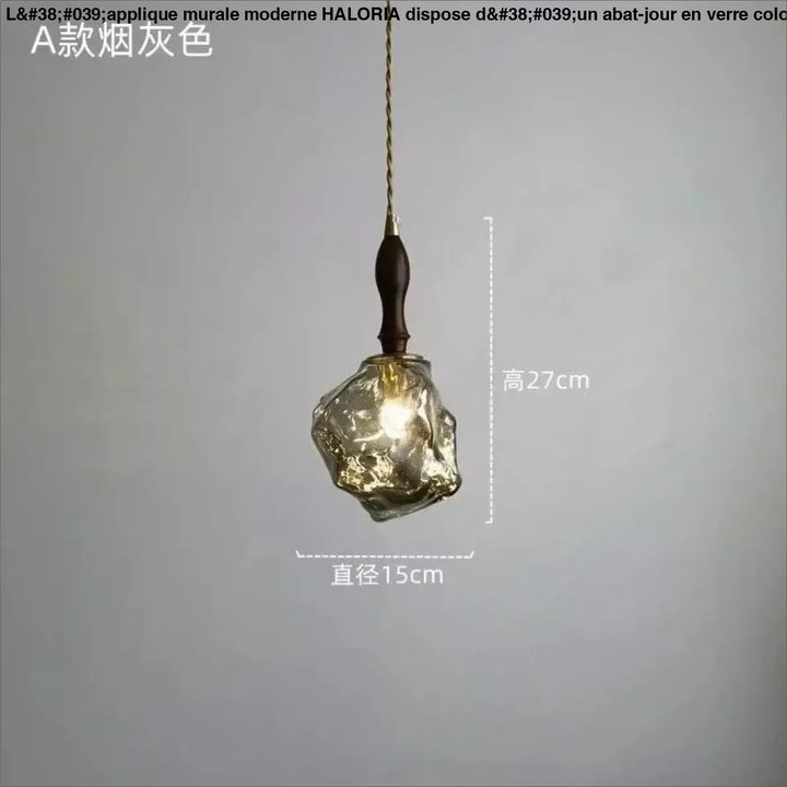Suspension luminaire en verre ambré texturé et détail bois élégant
