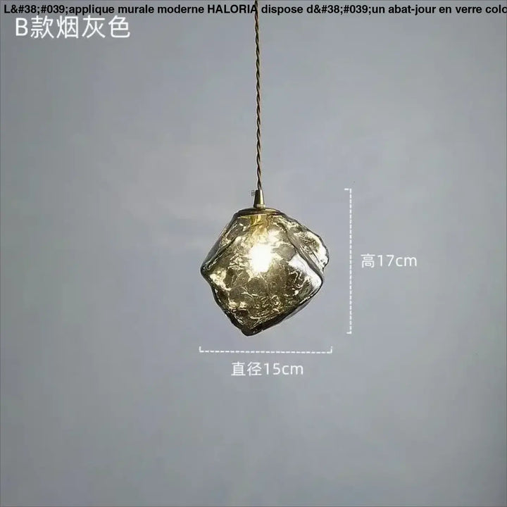 Suspension luminaire en verre ambré texturé et détail bois élégant