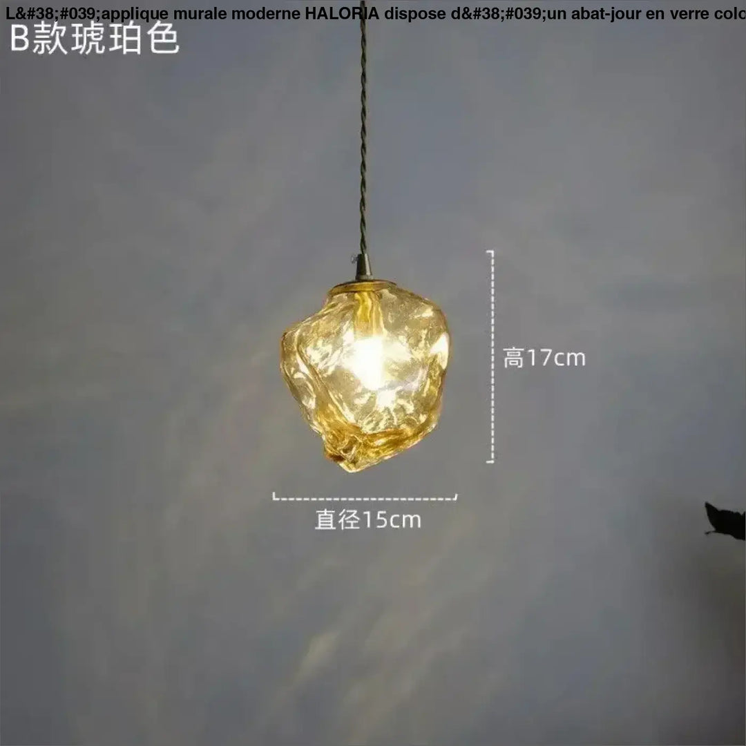 Suspension luminaire en verre ambré texturé et détail bois élégant