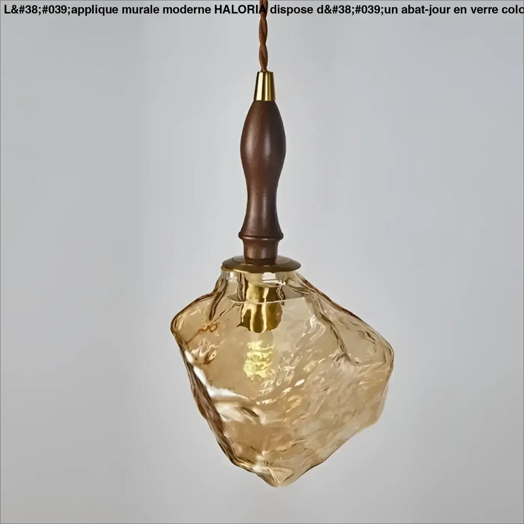 Suspension luminaire en verre ambré texturé et détail bois élégant