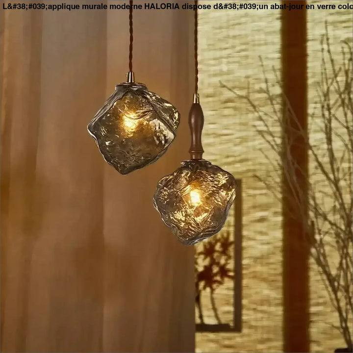Suspension luminaire en verre ambré texturé et détail bois élégant