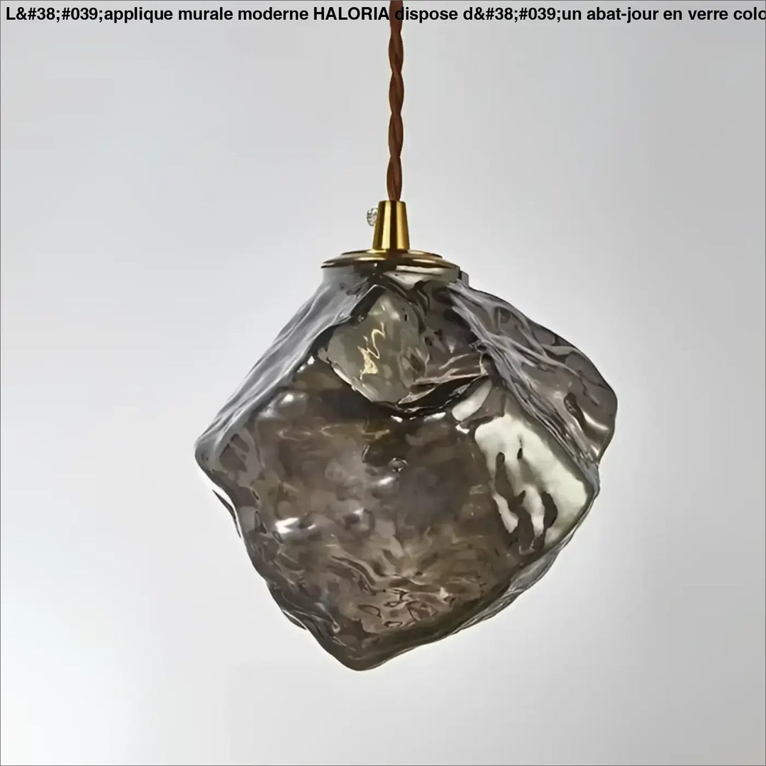 Suspension luminaire en verre ambré texturé et détail bois élégant
