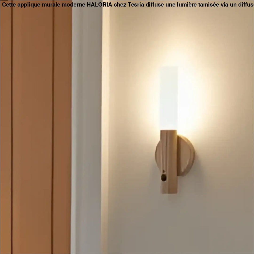 Applique murale design aelys en bois aux tons chauds avec diffuseur en verre dépoli pour une esthétique nordique