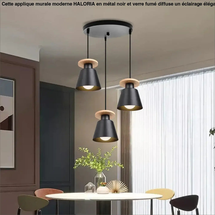 Applique murale moderne boule en verre fumé et metal noir avec accents en bois suspendue au-dessus d une table à manger