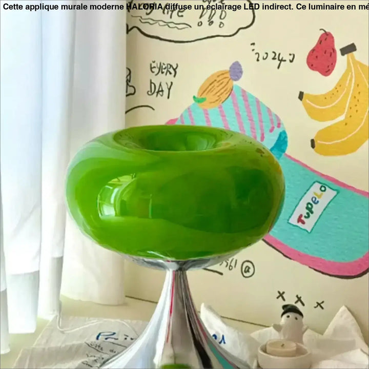 Lampe de chevet jupi en verre vert brillant avec base chrome design vintage pour décoration intérieure et signature visuelle