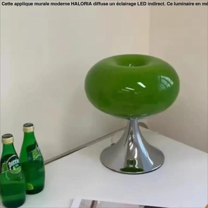 Lampe de chevet jupi en verre vert brillant avec base en chrome, parfaite pour décoration intérieure et chevet design vintage