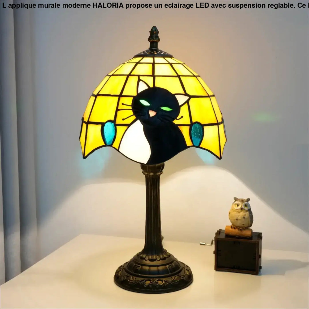 Lampe de chevet jaune en verre teinté avec design de chat noir et blanc yeux verts sur base bronze ornée