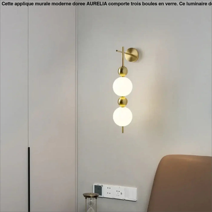 Applique murale moderne dorée pour chambre avec 3 boules

