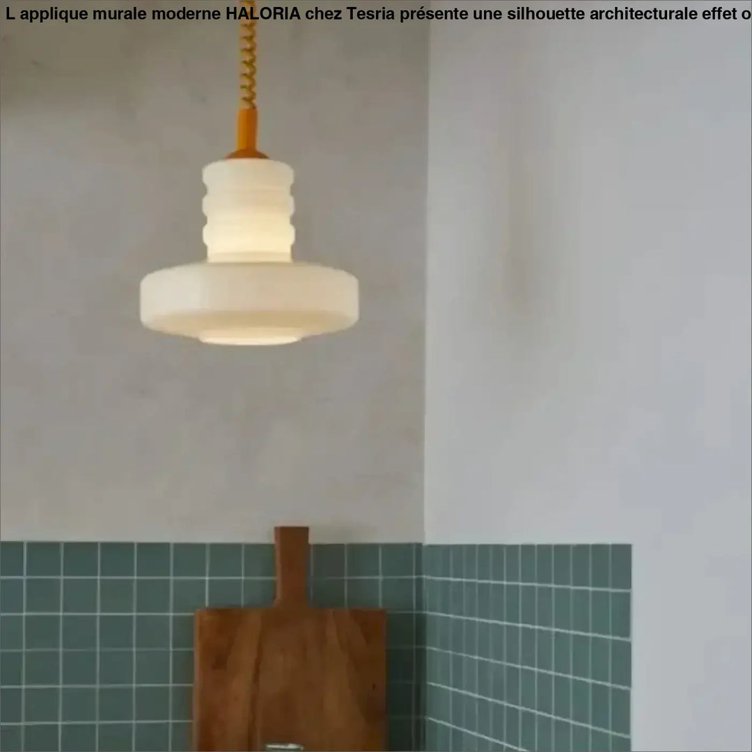 Suspension luminaire solune en verre opalin crème avec chaîne en laiton et fixation en bois design à étages