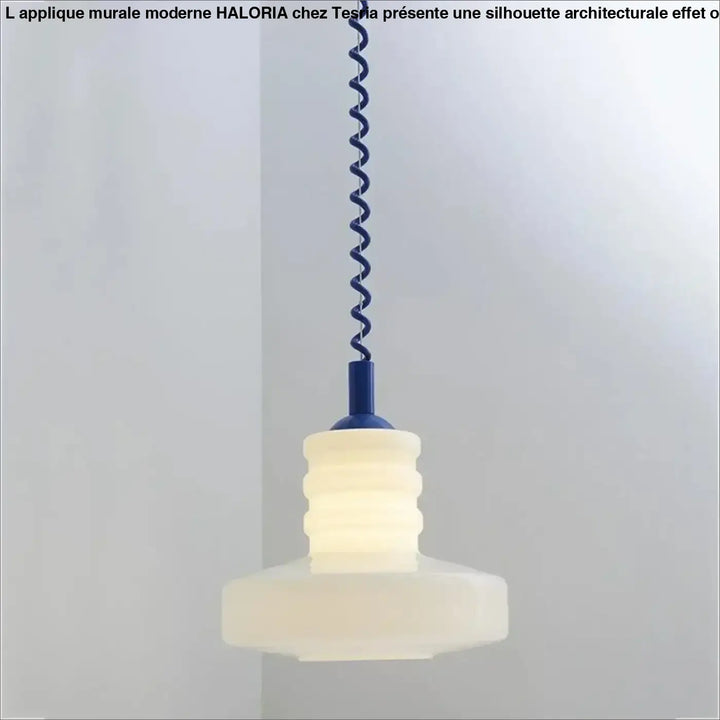 Suspension luminaire solune avec verre opalin blanc givré cannelé et chaîne métallique torsadée bleu marine moderne design suspension luminaire