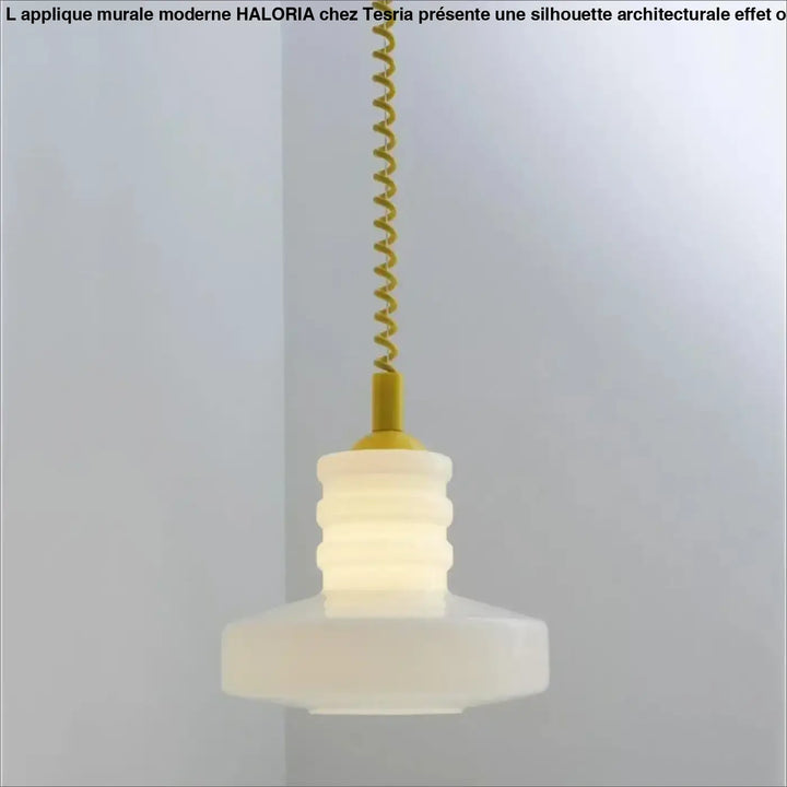 Suspension luminaire solune avec abat-jour en verre opalin blanc givré rainuré et cordon spiral dore