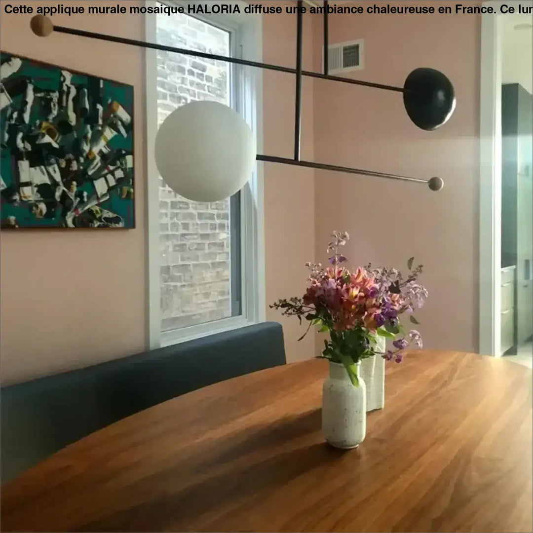 Suspension luminaire axis avec vase en céramique blanche tachetée et bouquet de fleurs violettes et roses