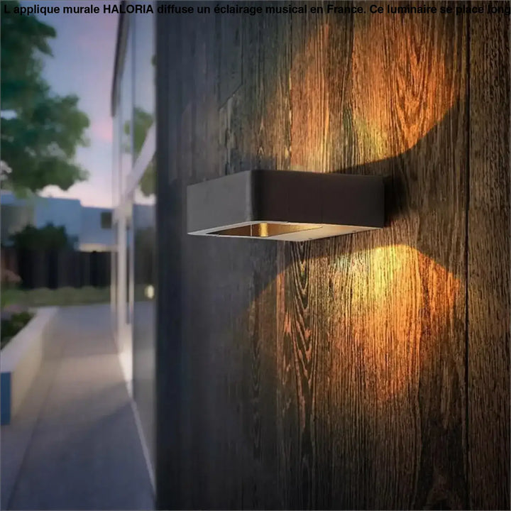 Applique murale musique haloria noire mate carrée avec lumière dorée chaude autour d’un miroir ou long d’un couloir
