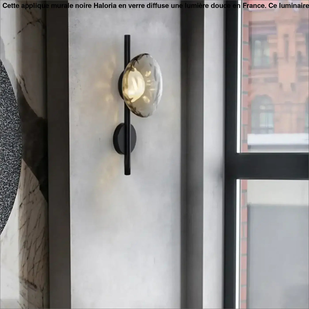 Applique murale noir avec une boule en verre

