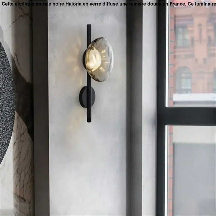 Applique murale noir avec une boule en verre

