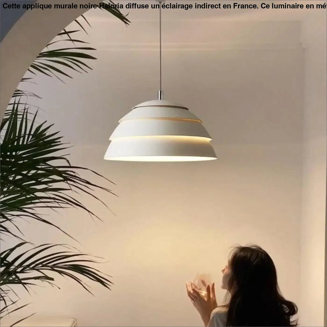 Applique murale noire haloria avec suspension blanche à étages au design moderne et épuré