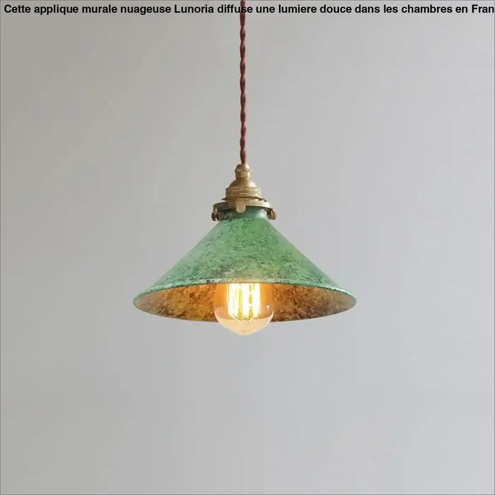 Suspension luminaire ristike en métal texturé vert, style atelier ancien avec abat-jour en métal vieilli et cordon torsadé