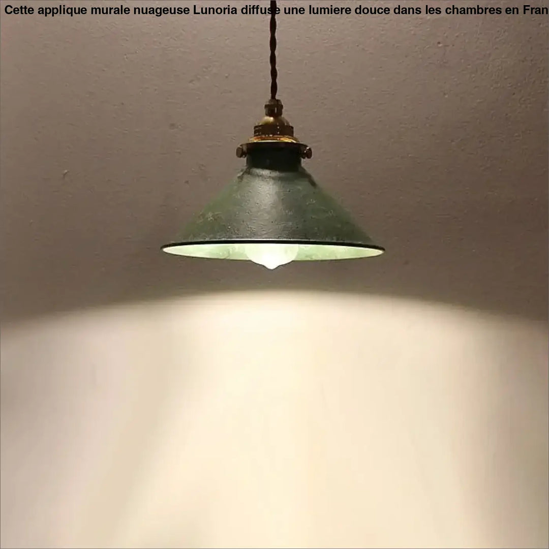 Suspension luminaire ristike vert émaillé en métal texturé avec finition laiton et câble torsadé style atelier ancien