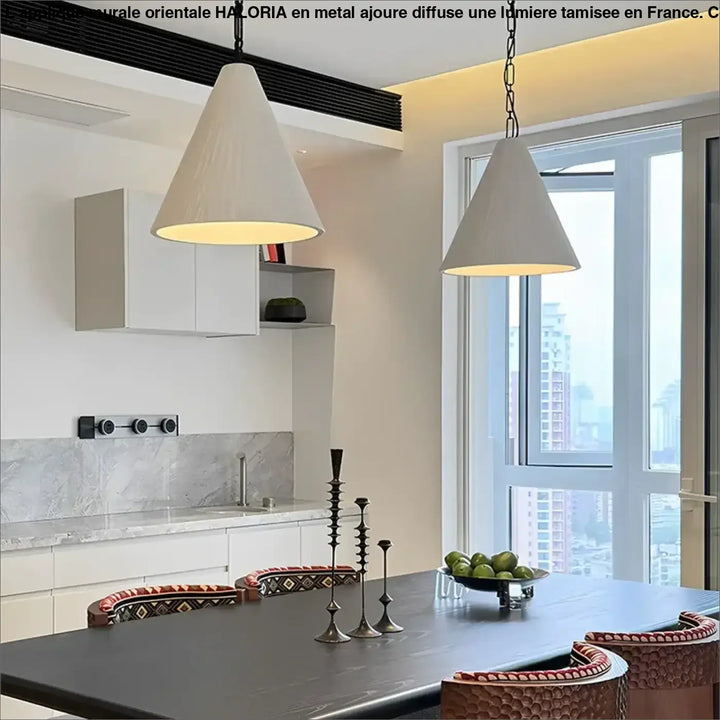 Suspension luminaire halia avec deux luminaires coniques en tissu écru suspendus par chaînes noires au-dessus d’une table noire