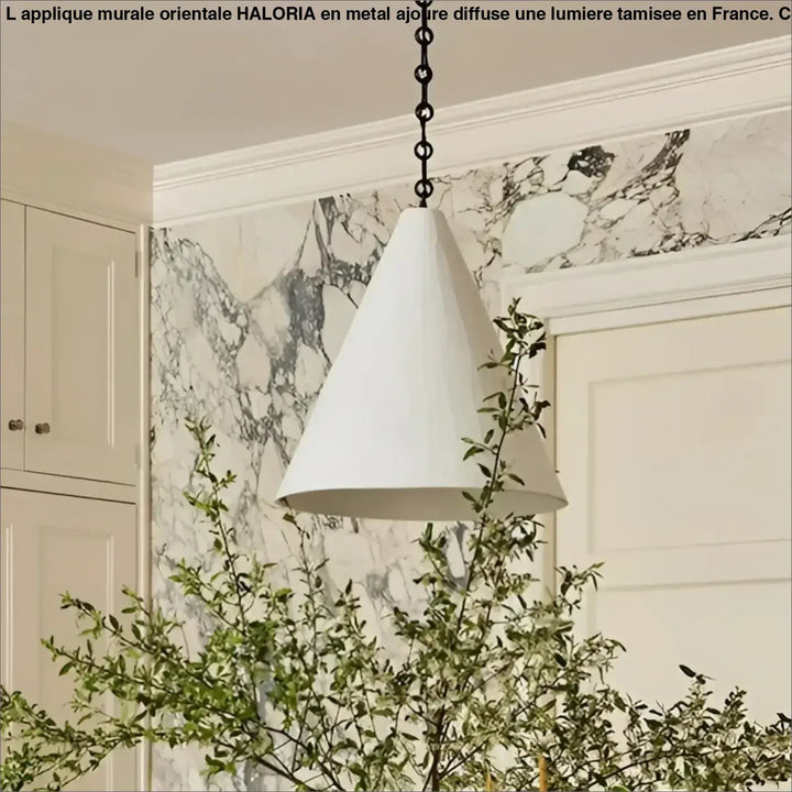 Suspension luminaire halia conique blanche avec chaîne noire pour un design élégant et moderne