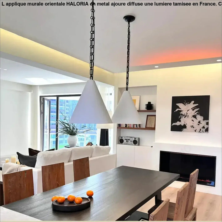 Deux suspension luminaire conique blanches modernes suspendues par des chaînes noires au-dessus d’une table en bois foncé