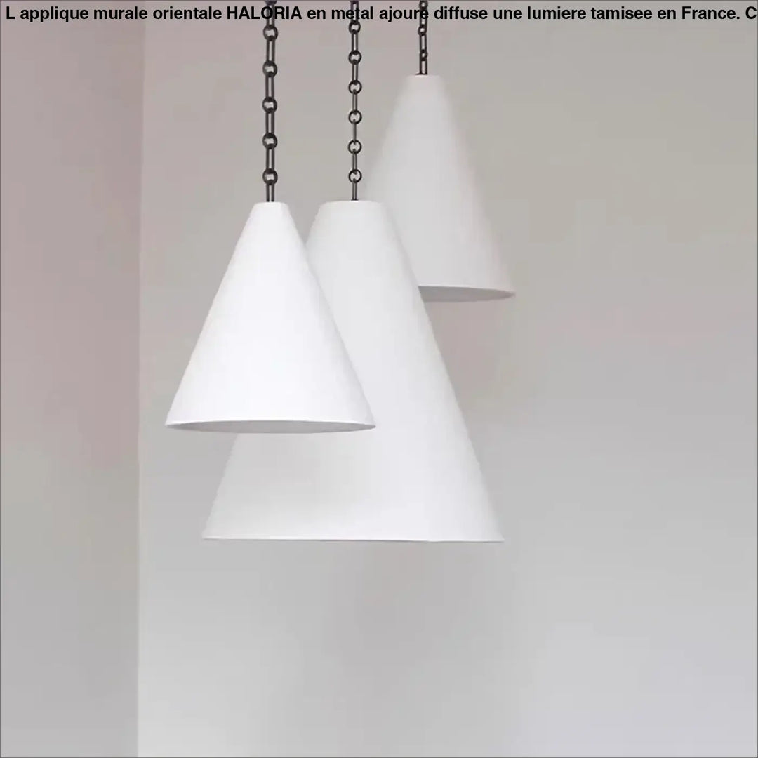 Trois suspensions luminaires coniques blanches halia suspendues à des chaînes noires design élégant