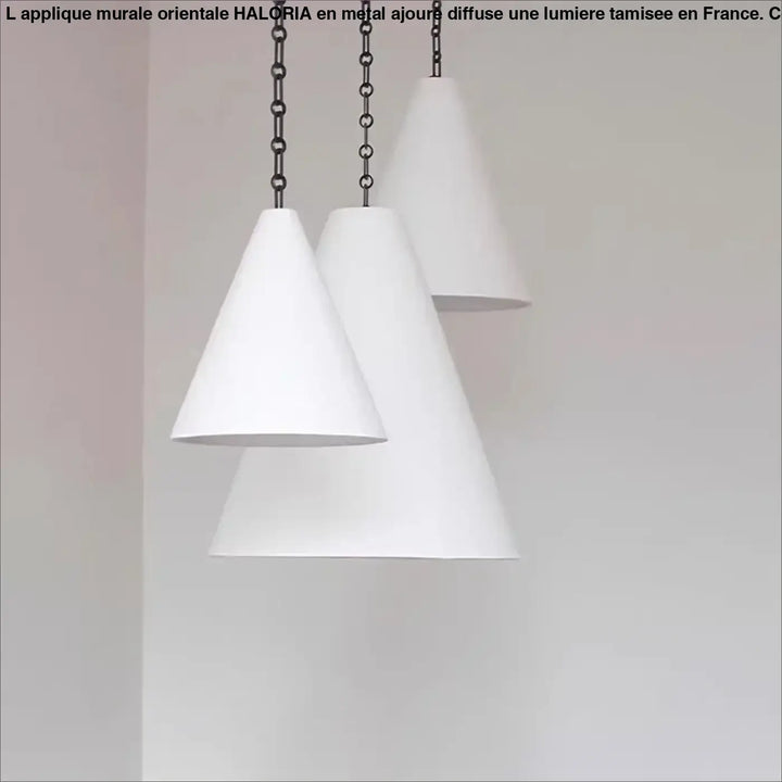 Trois suspensions luminaires coniques blanches halia suspendues à des chaînes noires design élégant