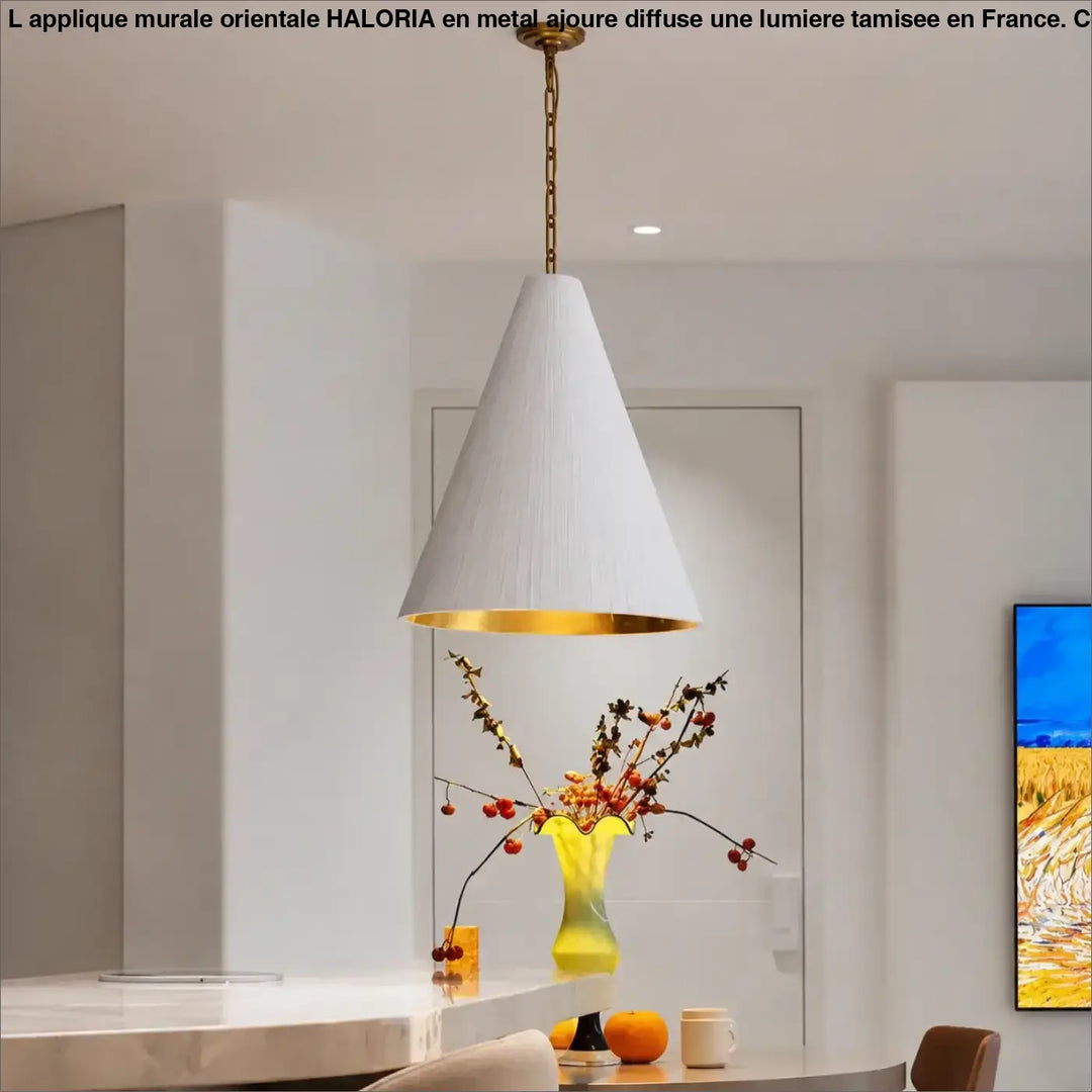 Suspension luminaire conique halia blanc avec intérieur doré et chaîne en laiton pour un luminaire conique design élégant