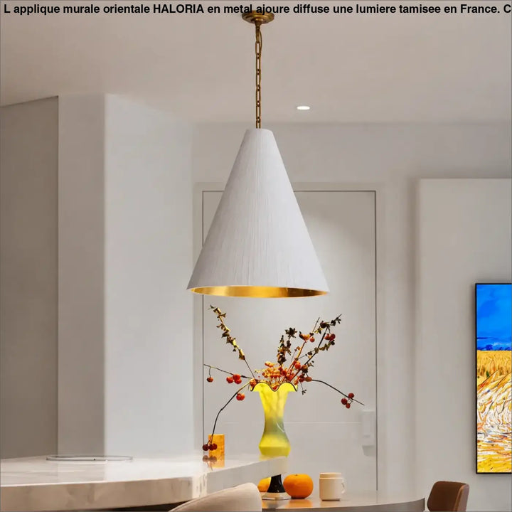 Suspension luminaire conique halia blanc avec intérieur doré et chaîne en laiton pour un luminaire conique design élégant