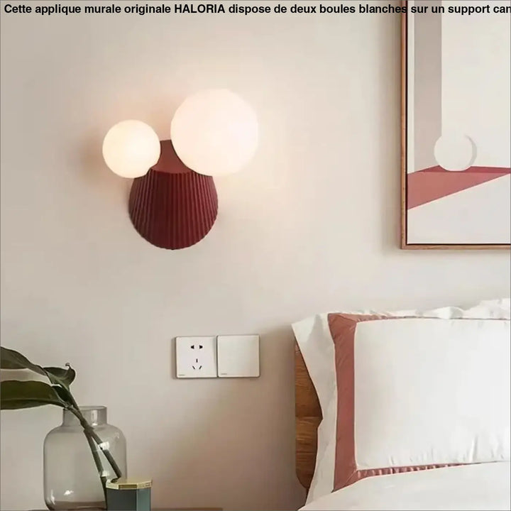 Applique murale original avec support canelé et 2 boules blanches

