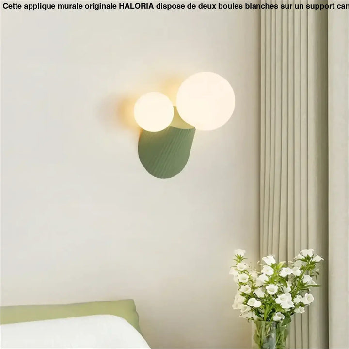 Applique murale original avec support canelé et 2 boules blanches


