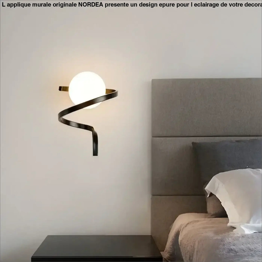 Applique Murale Originale Au Design Épuré En Verre