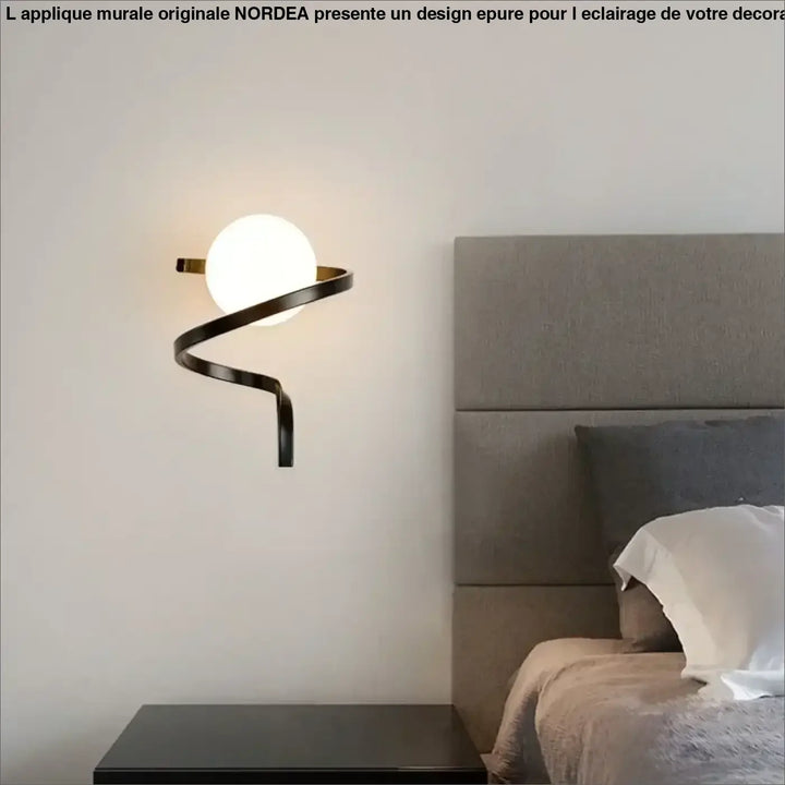 Applique Murale Originale Au Design Épuré En Verre