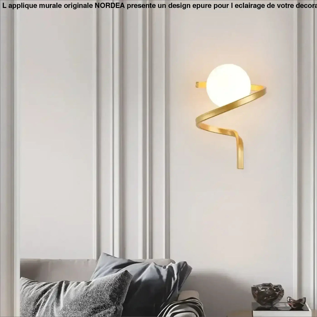 Applique Murale Originale Au Design Épuré En Verre