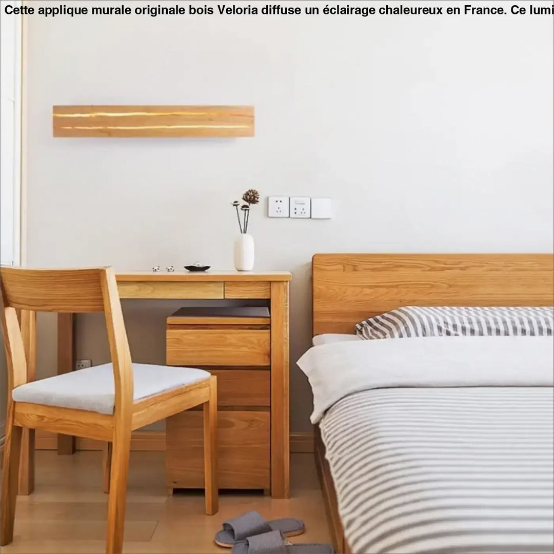 Bureau en chêne clair avec chaise et tiroir assortis sous une applique murale originale bois veloria