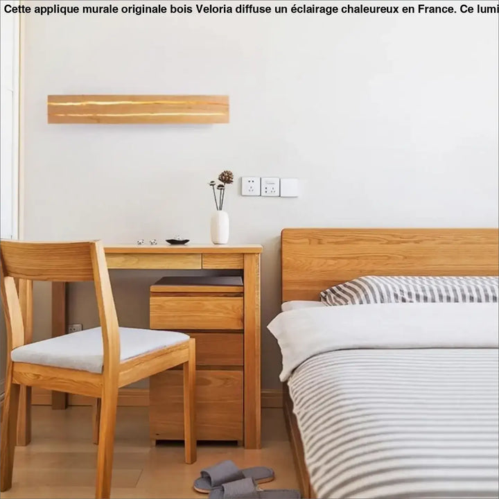 Bureau en chêne clair avec chaise et tiroir assortis sous une applique murale originale bois veloria