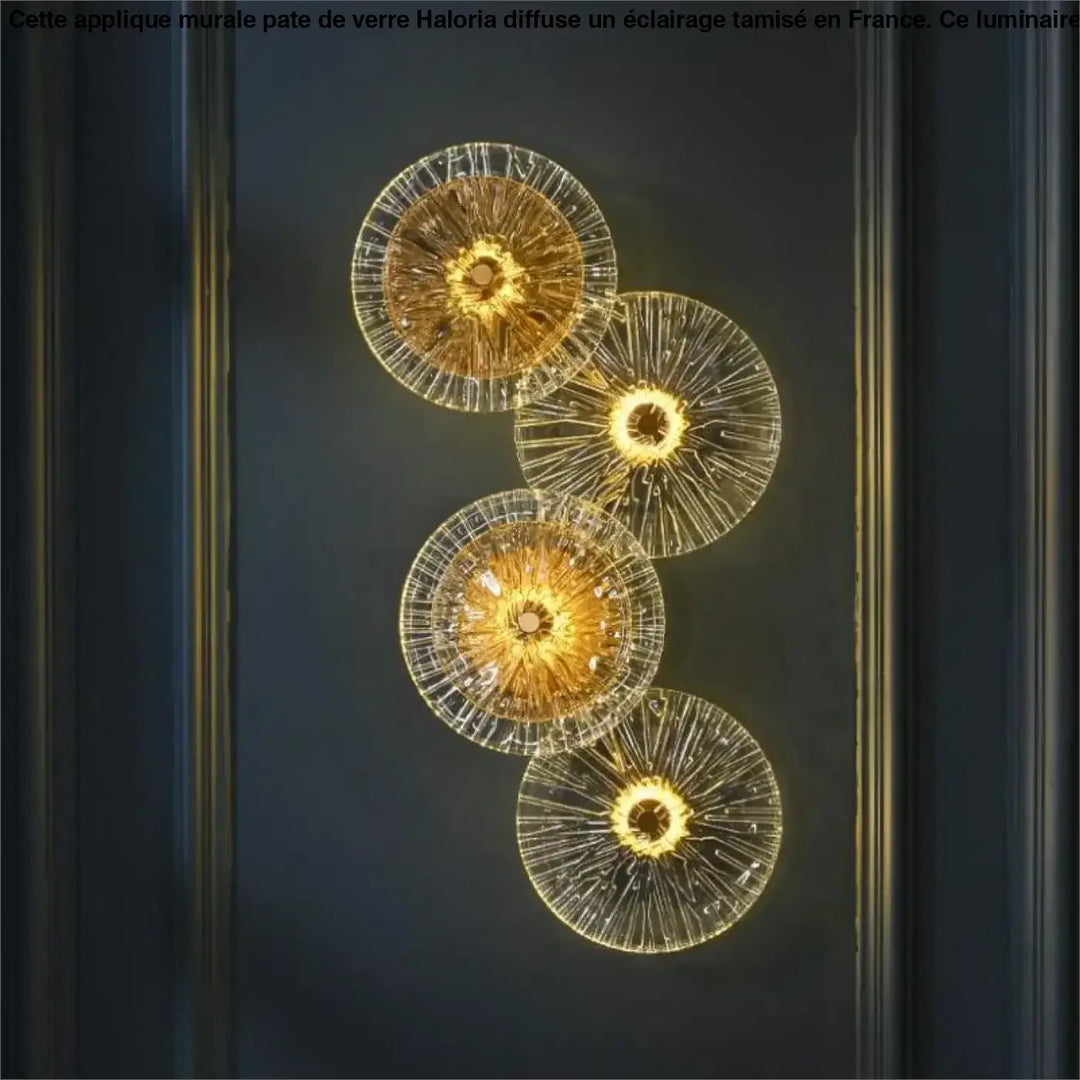 Applique murale pate de verre haloria en verre doré avec motifs radiaux complexes et centres lumineux chaleureux