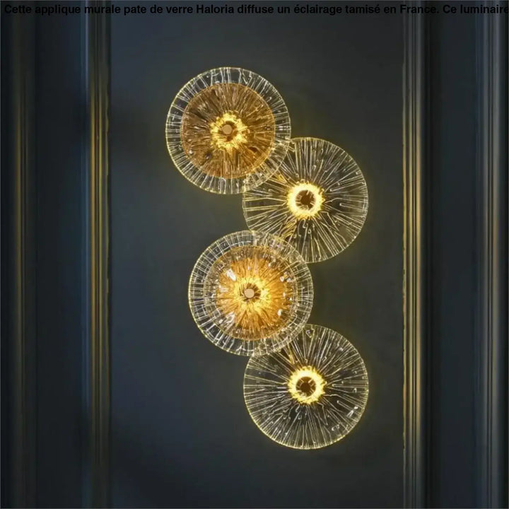 Applique murale pate de verre haloria en verre doré avec motifs radiaux complexes et centres lumineux chaleureux