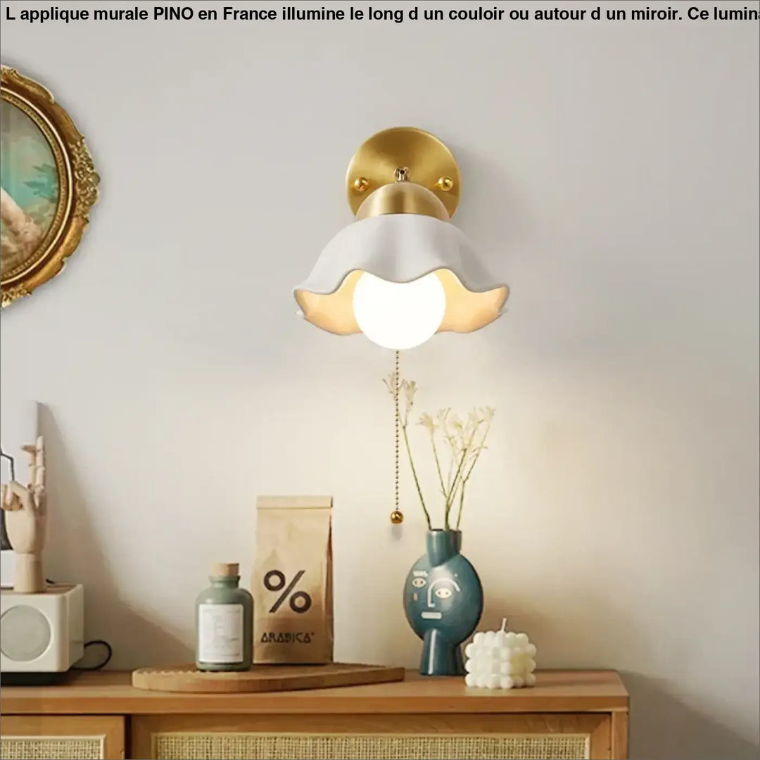 Applique murale blanche en forme de fleur avec base dorée et interrupteur à chaîne idéale autour d’un miroir