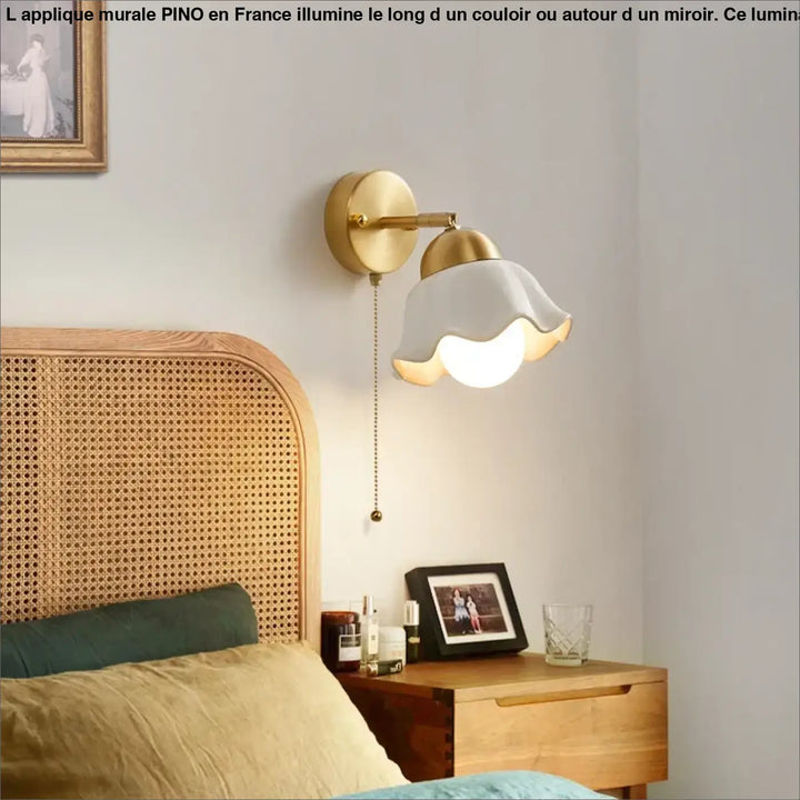 Applique murale pino en métal doré avec abat-jour en verre blanc froncé idéale autour d’un miroir ou long d’un couloir