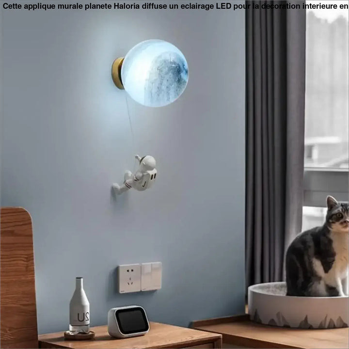Applique murale planete haloria forme sphérique translucide bleu et blanc avec base dorée pour décoration murale