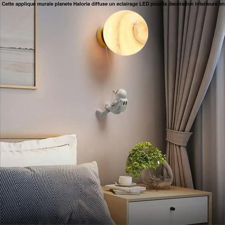 Applique murale planete haloria ronde ton chaud avec finition effet marbre et figurine astronaute suspendue