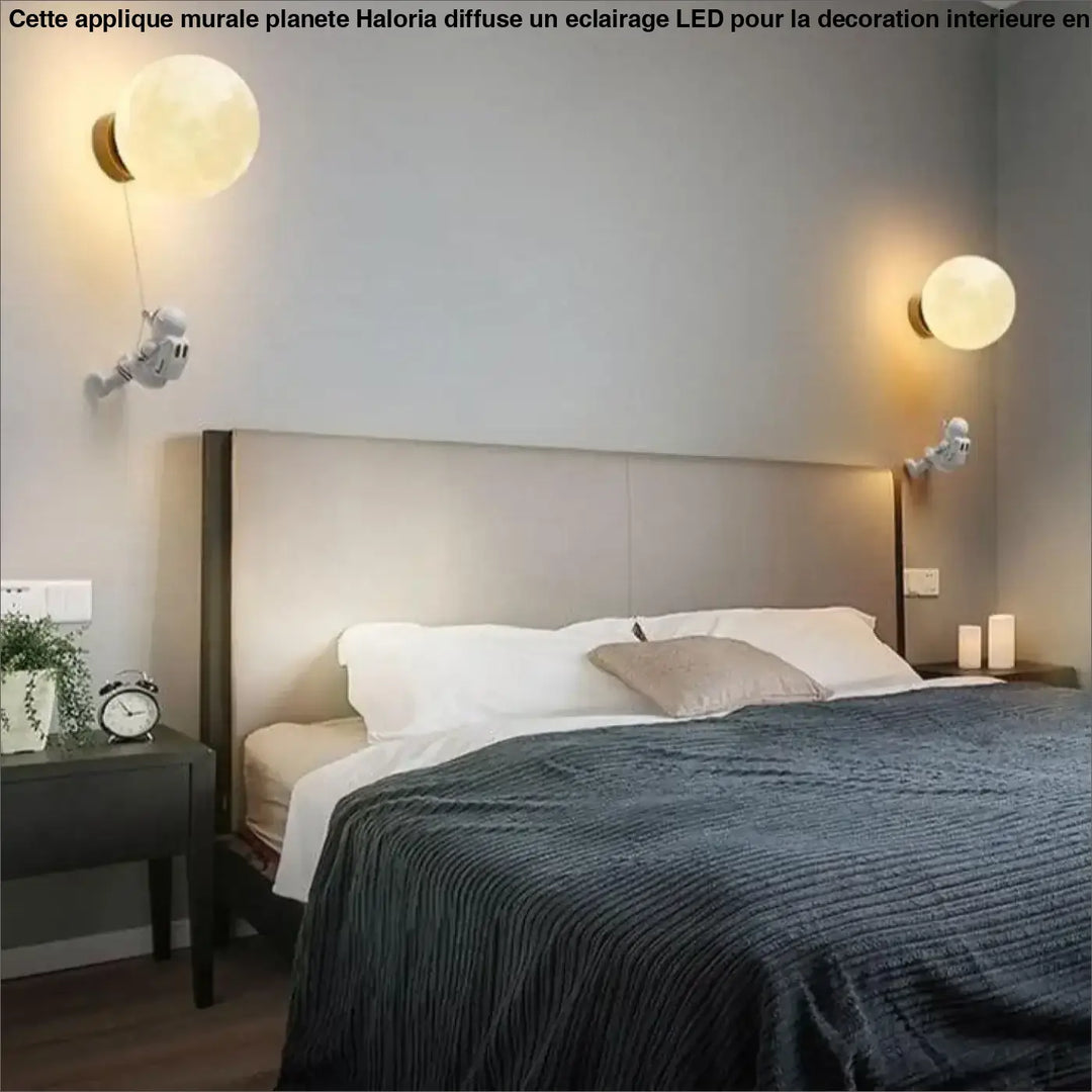 Applique murale planete avec globe rond ton chaud et figurine astronaute blanc sur base finition laiton
