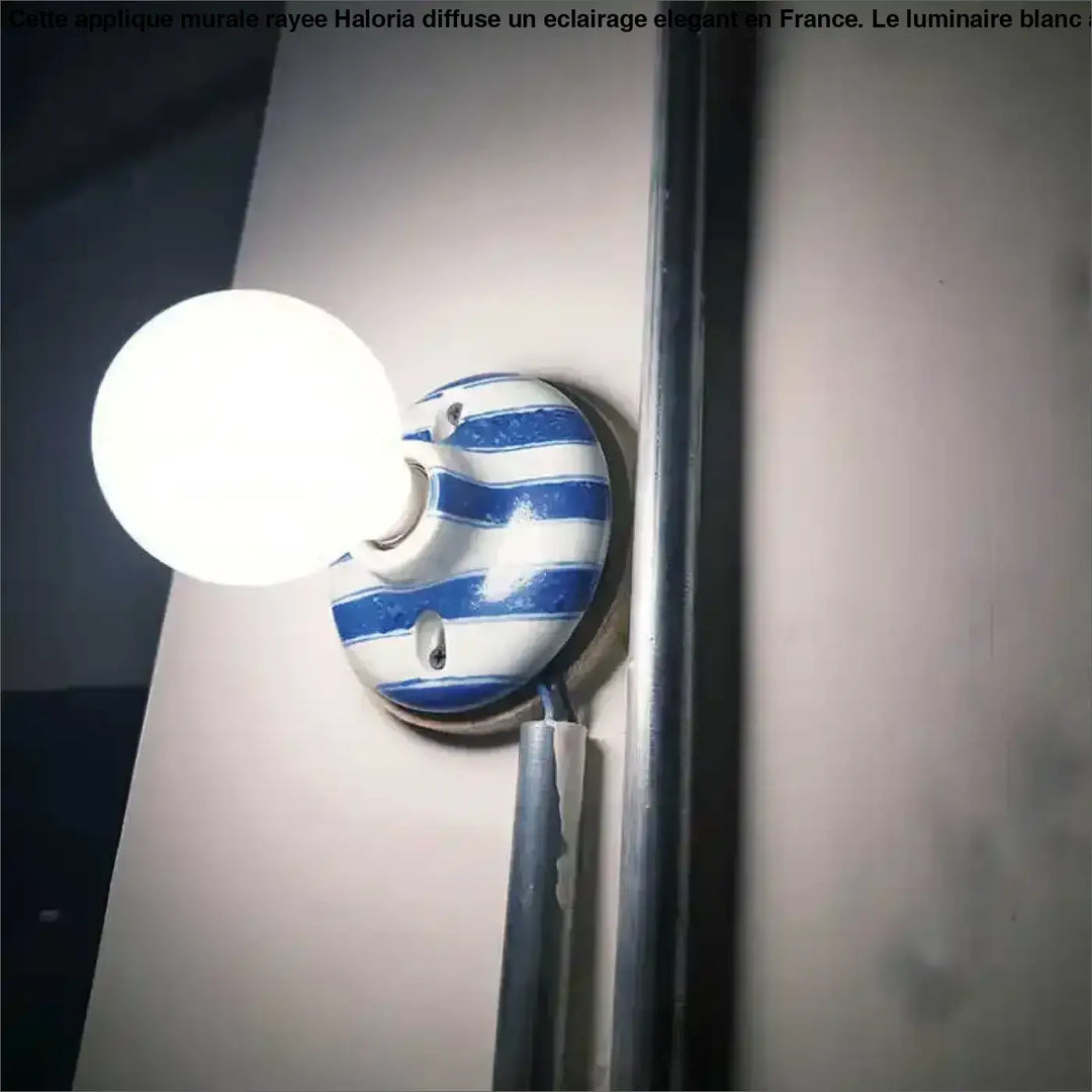 Applique Murale Rayée En Blanc Avec Du Bleu Ou Du Marron